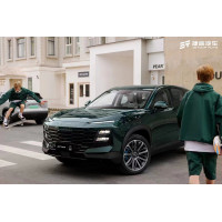 Steagul de vârf chinezesc Jetour Dashing, proiectat de un fost designer Porsche, stabilește recorduri de vânzări în Asia.